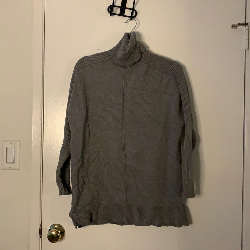 Turtle neck gray sweater